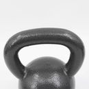 Close da kettlebell de ferro fundido preta, mostrando a alça inteiriça