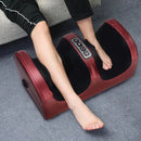 Pessoa sentada no sofá com os pés encaixados no massageador shiatsu na cor bordô