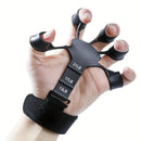 Hand grip de dedos preto em uso na mão, com faixa de pulso em velcro e resistências de 13, 17 e 21 libras