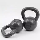 Duas kettlebells de ferro fundido preto lado a lado