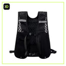 Colete de hidratação preto para corrida visto de frente, com faixas refletivas e bolsos frontais, sobre fundo branco