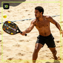 Jogador de beach tennis atacando com a raquete Hoowan Buckmie na areia