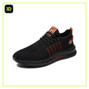 Tênis leve preto com detalhes em laranja, vista lateral em fundo branco